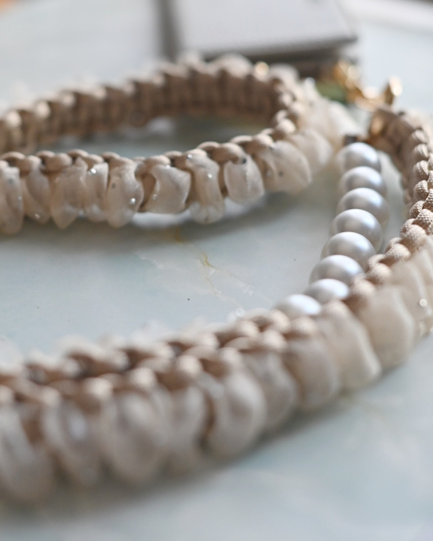 上品きれいめスマホショルダーストラップ　チュール　リボン　フリル　ベージュ　アイボリー　大人可愛いパラコード　結婚式