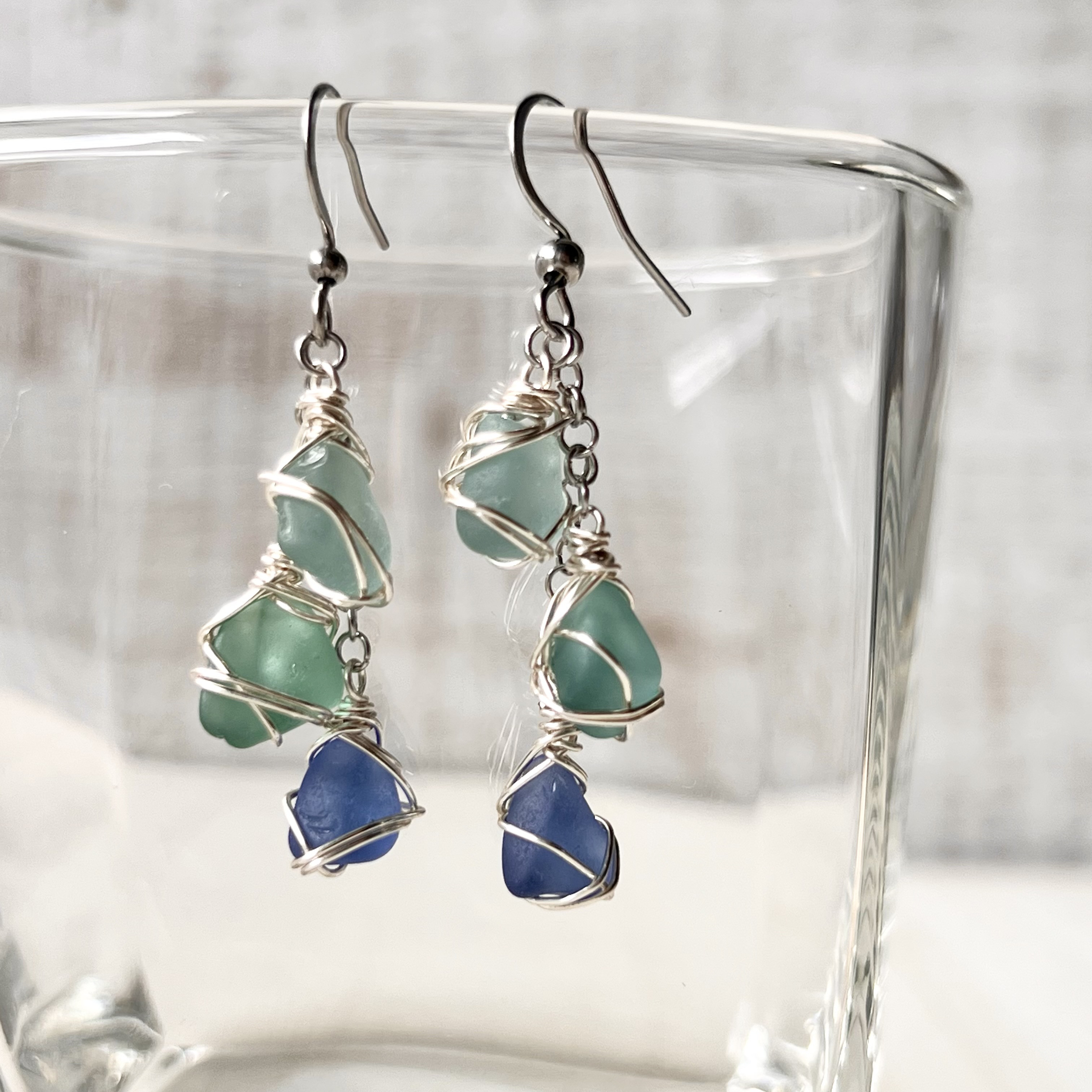 青が恋しい人に贈る雫シーグラスのピアス - 空×海×藍 -