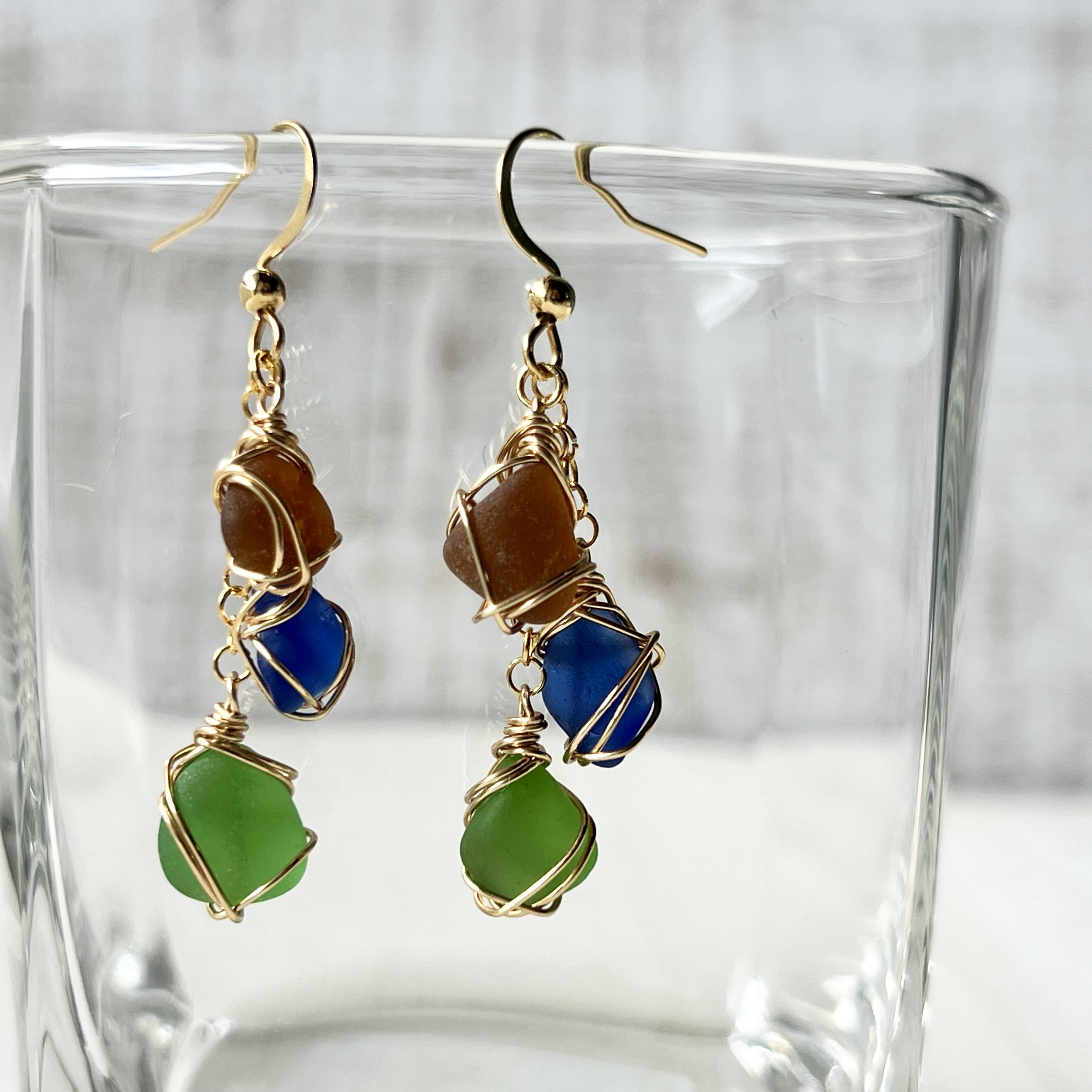 色を楽しんで気分上げる雫シーグラスのピアス - 大人ブラウン×ロイヤルブルー×グリーン -