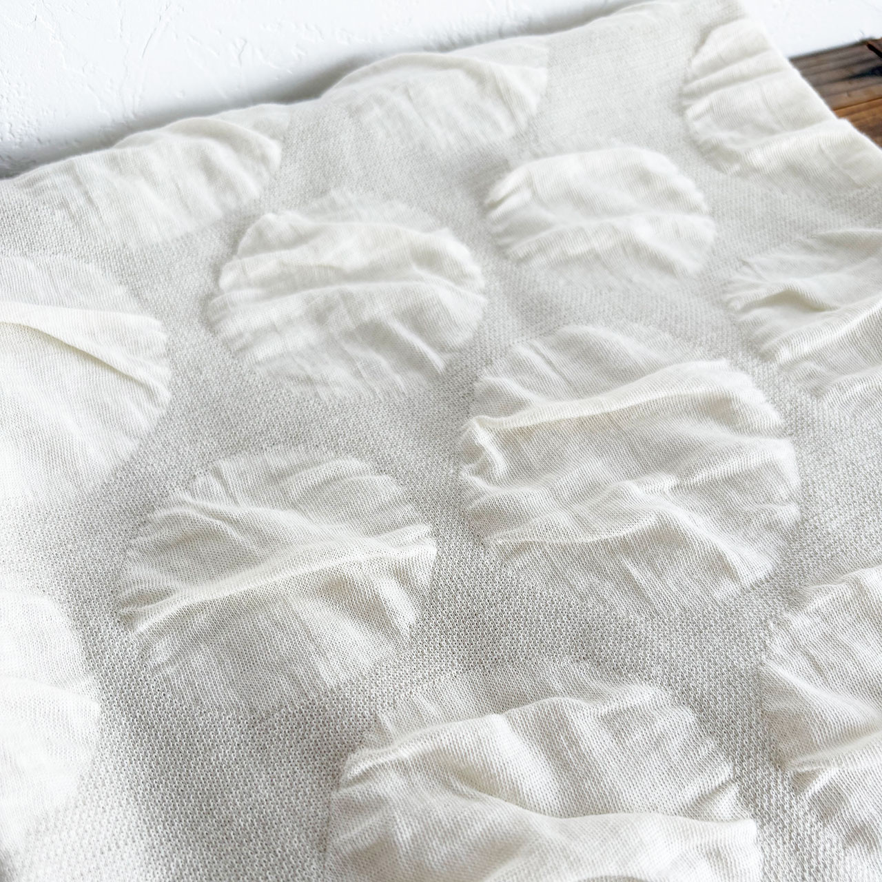 《クシュクシュ 立体 ドット》ナチュラル パステル アイボリーベージュ 水玉 生成り 秋 冬 春 コットン スヌード