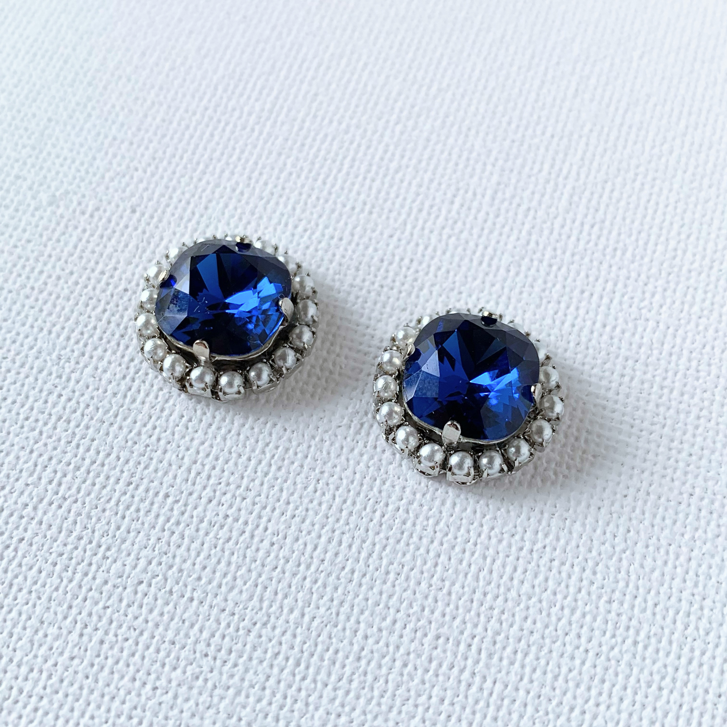 クッションカットのビジュー＋パールのラインストーン　ピアス・イヤリング　ロイヤルブルー 4,239円