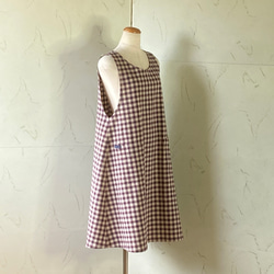 パープル・チェック　綿麻ワッシャー　横ボタンのふんわりスッキリフレアーエプロンドレス　ML　着丈98 2枚目の画像