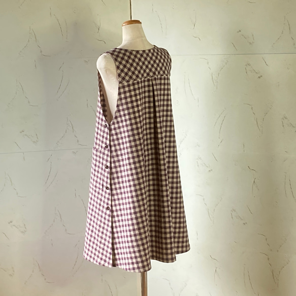 パープル・チェック　綿麻ワッシャー　横ボタンのふんわりスッキリフレアーエプロンドレス　ML　着丈98 4枚目の画像