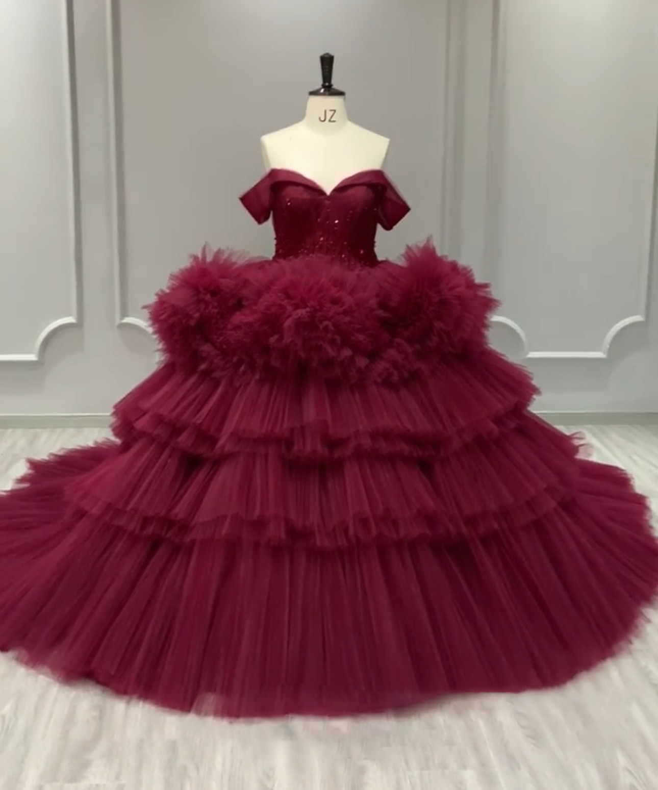 上質　目立つワインレッド　オフショルダー　スパコール付き　プリンセスフレアスカート　ブライダル痩せて見える　カラードレス