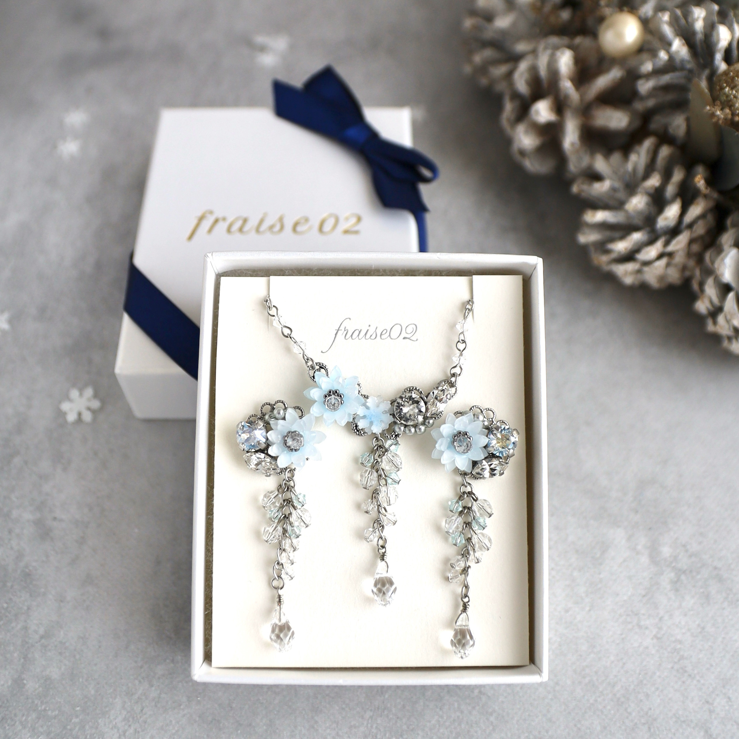 氷の蓮の花とムーンライトビジューのネックレスピアス/イヤリングセット クリスマスコフレ　淡いブルー