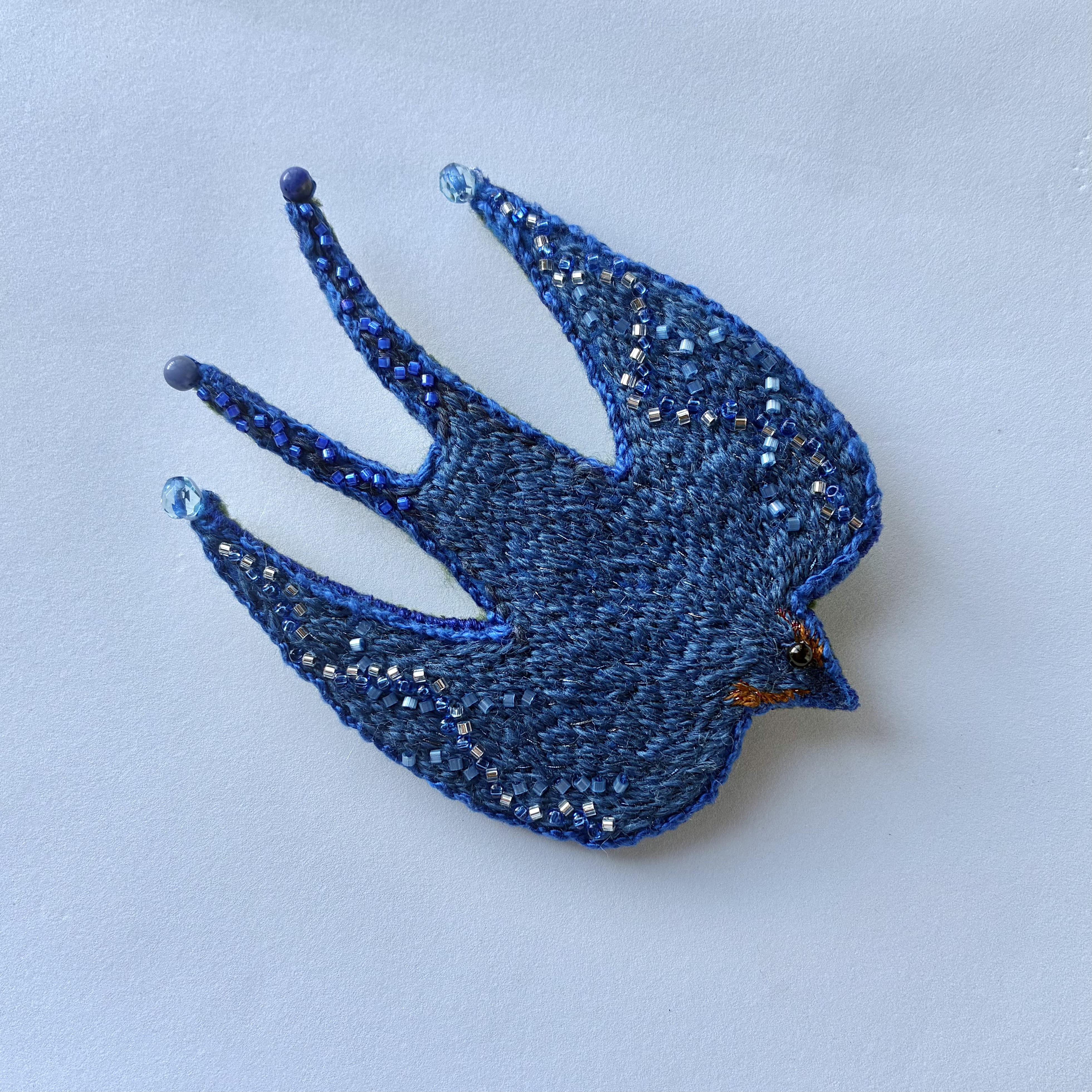 ひゅーんと飛び回るきらめくツバメさん刺繍ブローチ