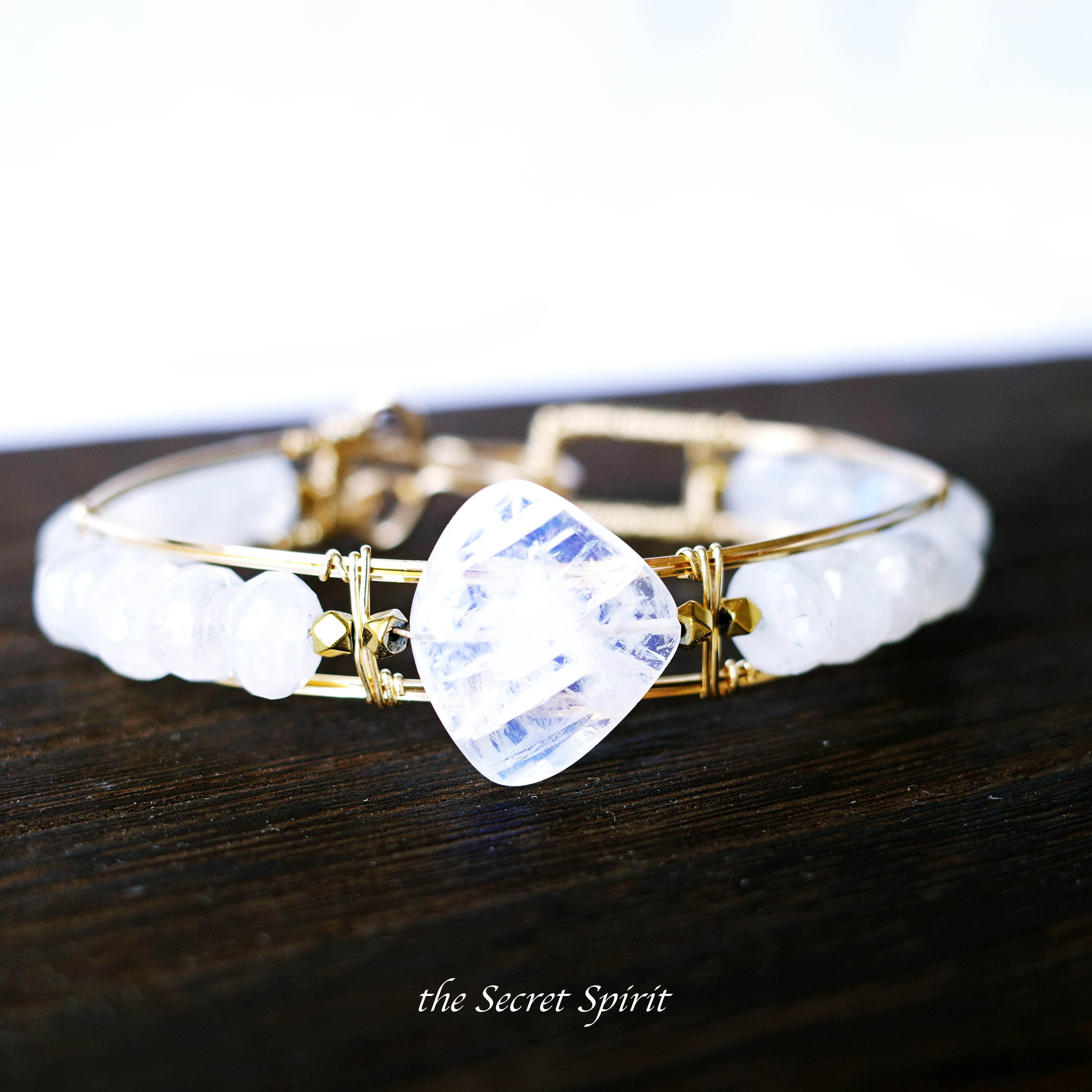 【自らのガイドと同調する】ムーンストーンの14Kgfバングル（16cm）