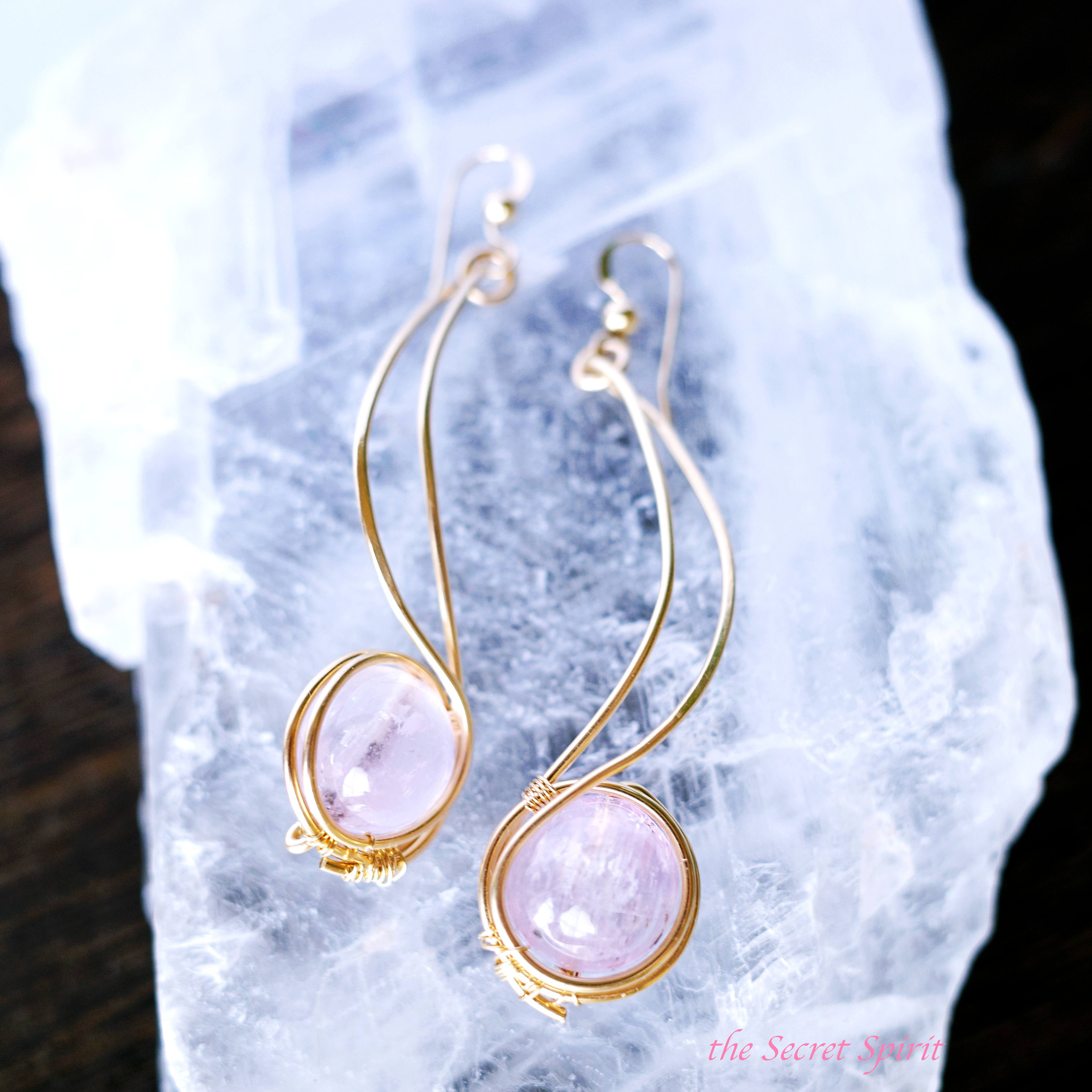 【喜びと潤沢さのある人生へ】クンツァイト 14Kgfピアス