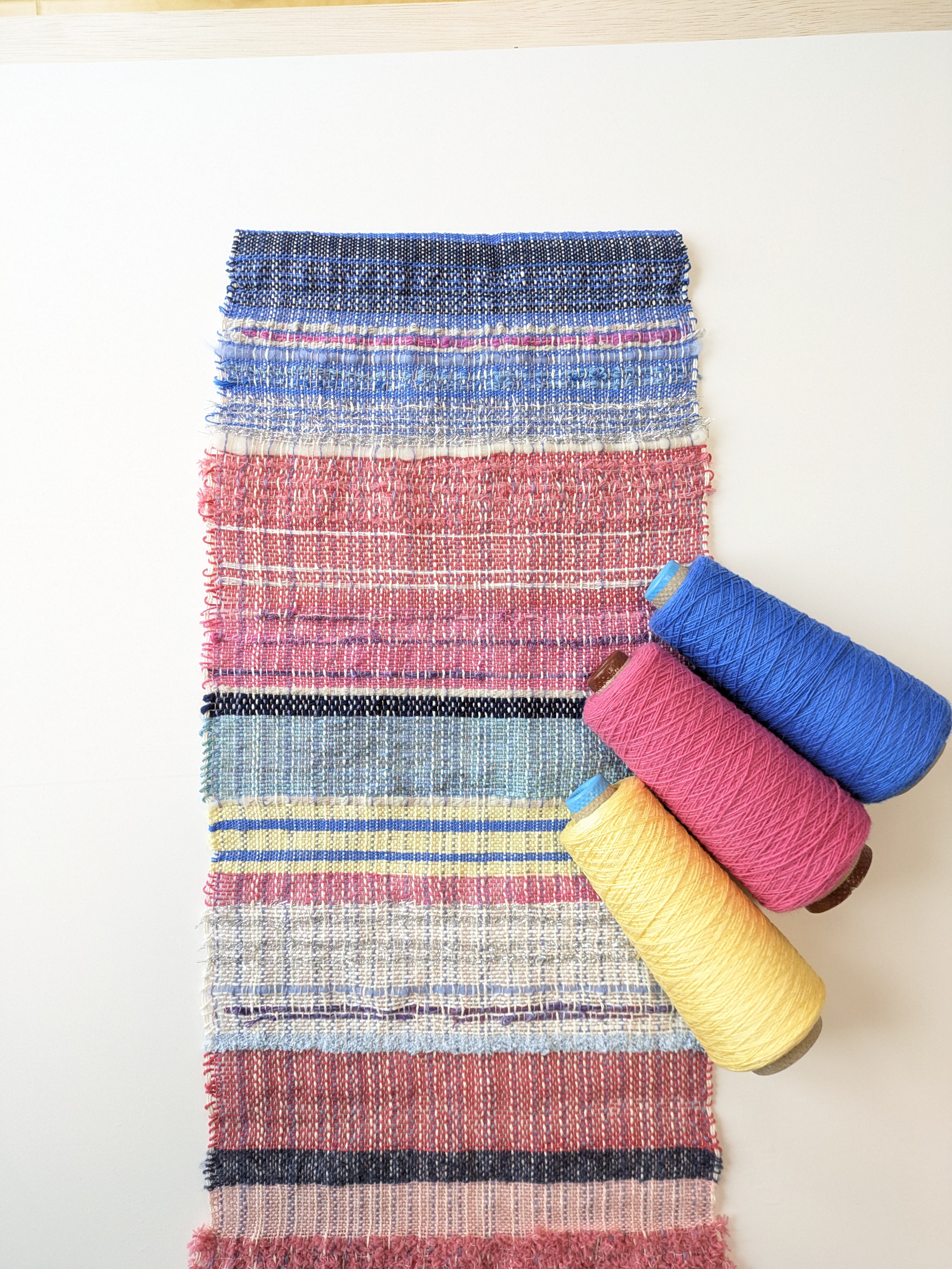 手織り布のタペストリー　色々な色が調和する楽しい一点もの