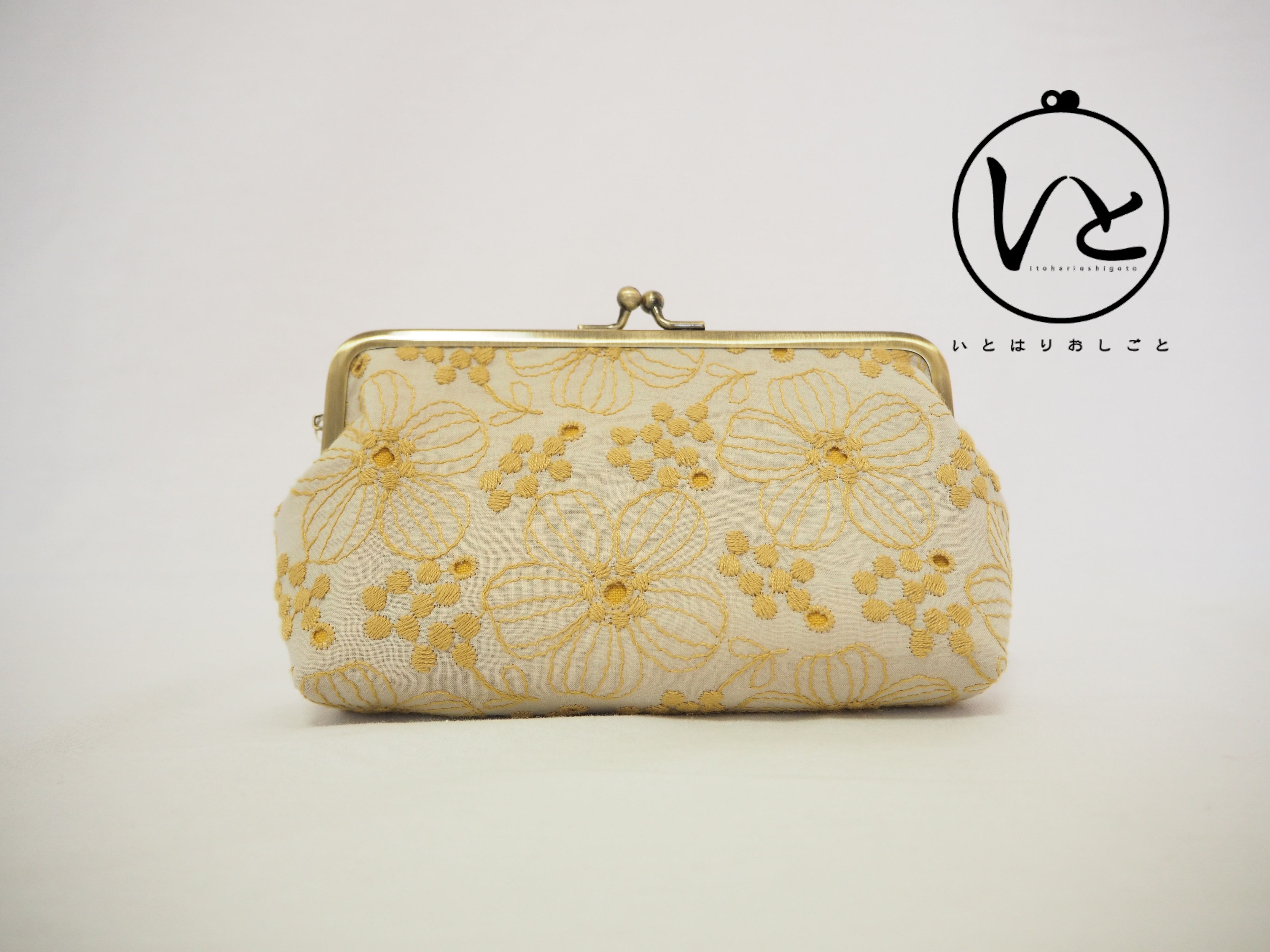 イエローフラワー刺繍　がまぐちポーチ