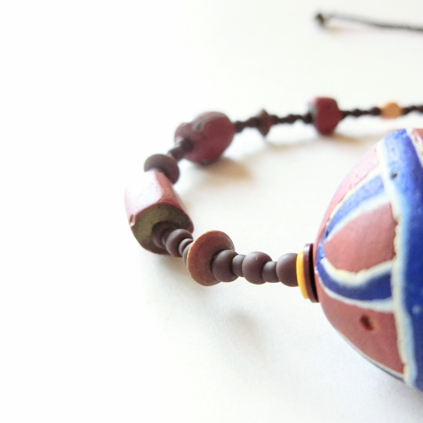 キングビーズとグリーンハーツ、スジ玉のロングネックレス