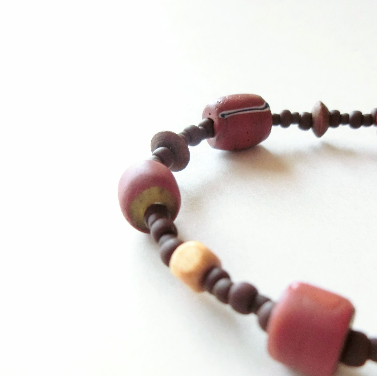 キングビーズとグリーンハーツ、スジ玉のロングネックレス