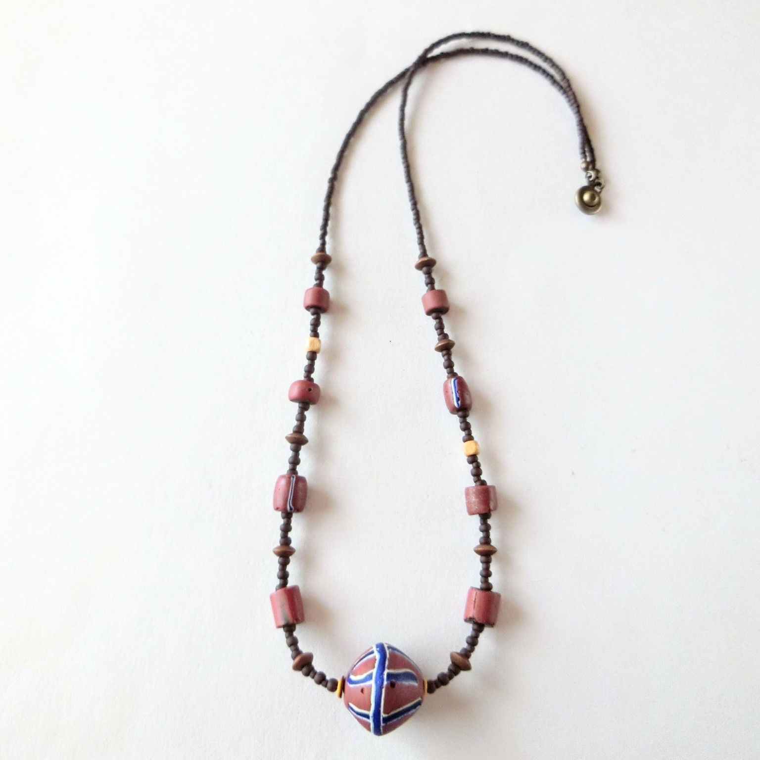 キングビーズとグリーンハーツ、スジ玉のロングネックレス