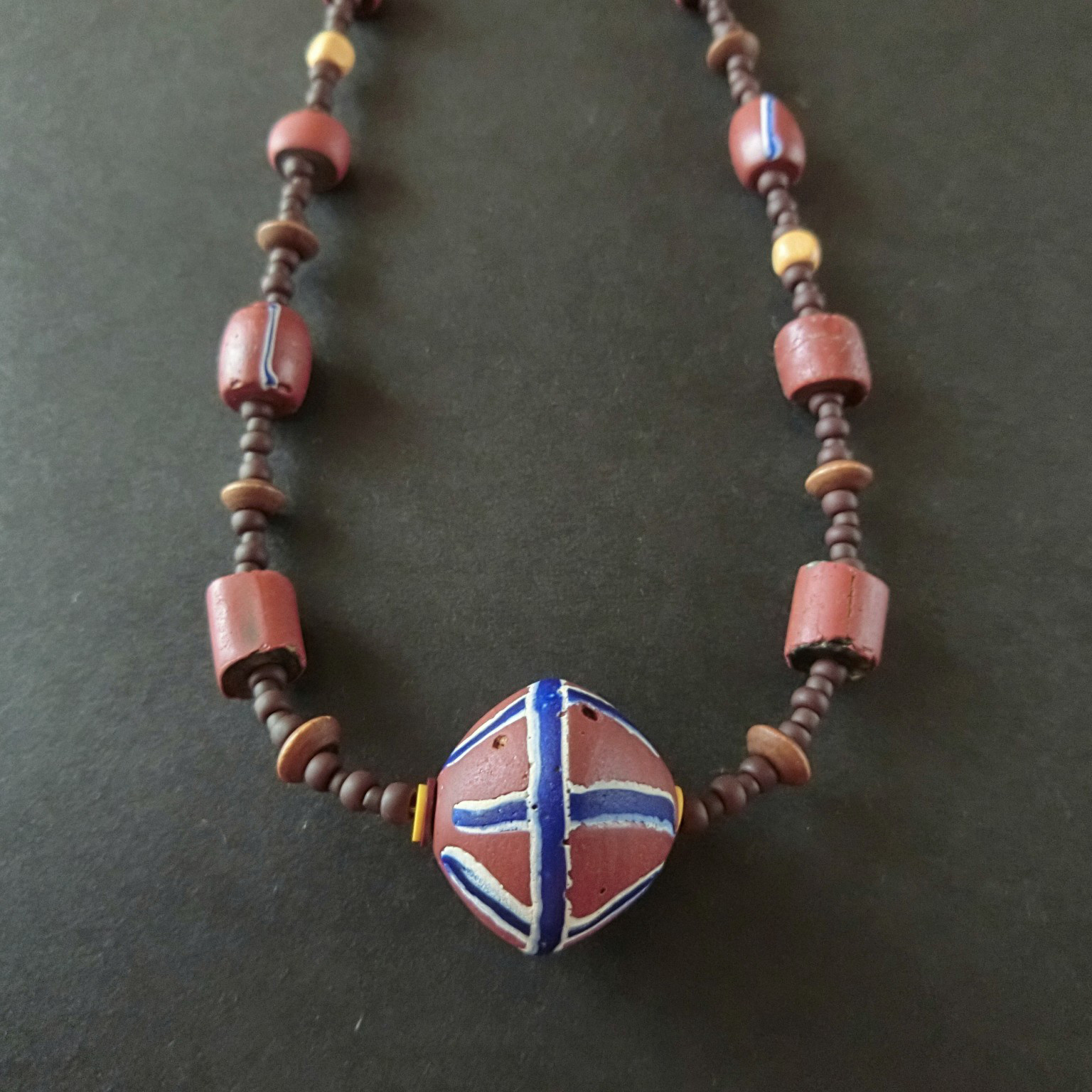 キングビーズとグリーンハーツ、スジ玉のロングネックレス