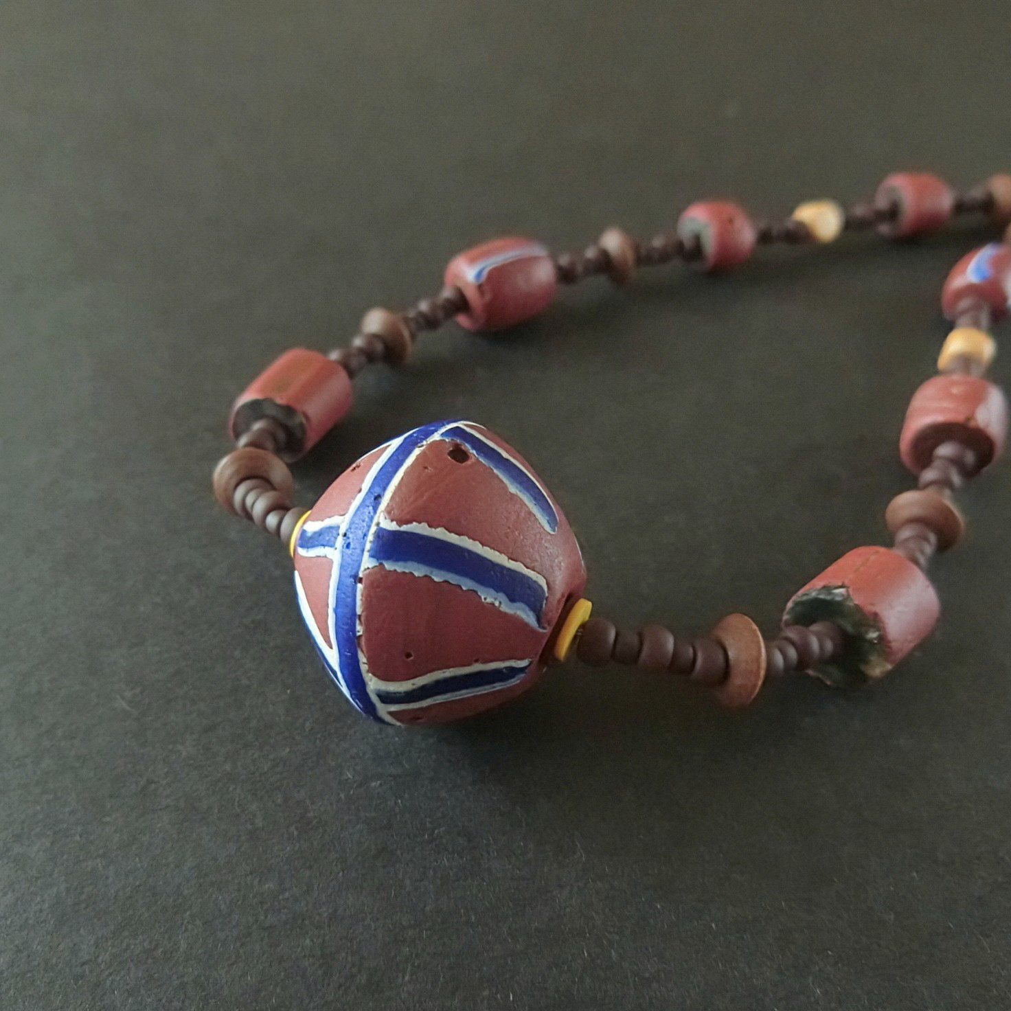 キングビーズとグリーンハーツ、スジ玉のロングネックレス