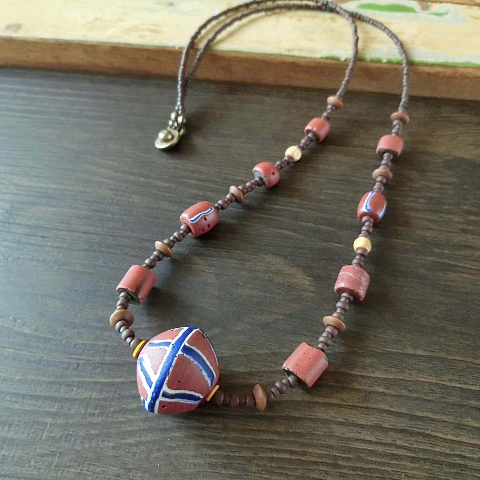 キングビーズとグリーンハーツ、スジ玉のロングネックレス