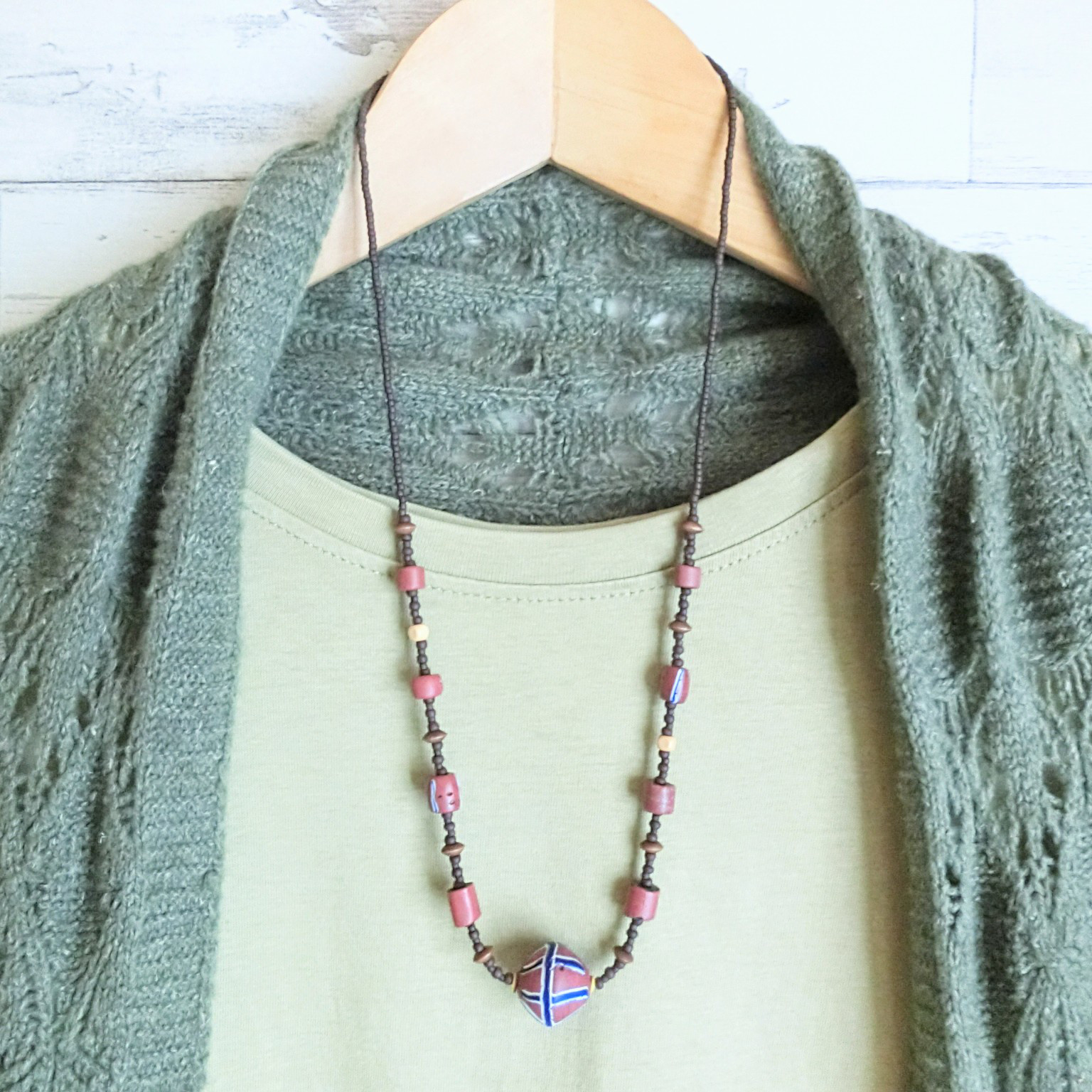 キングビーズとグリーンハーツ、スジ玉のロングネックレス