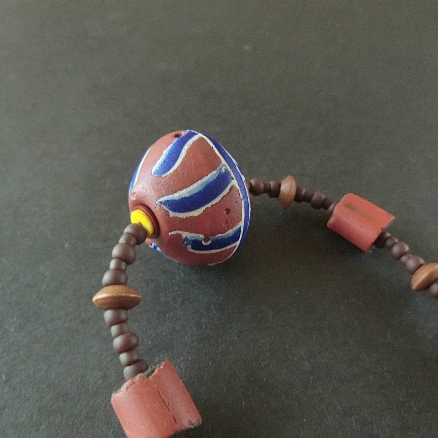 キングビーズとグリーンハーツ、スジ玉のロングネックレス