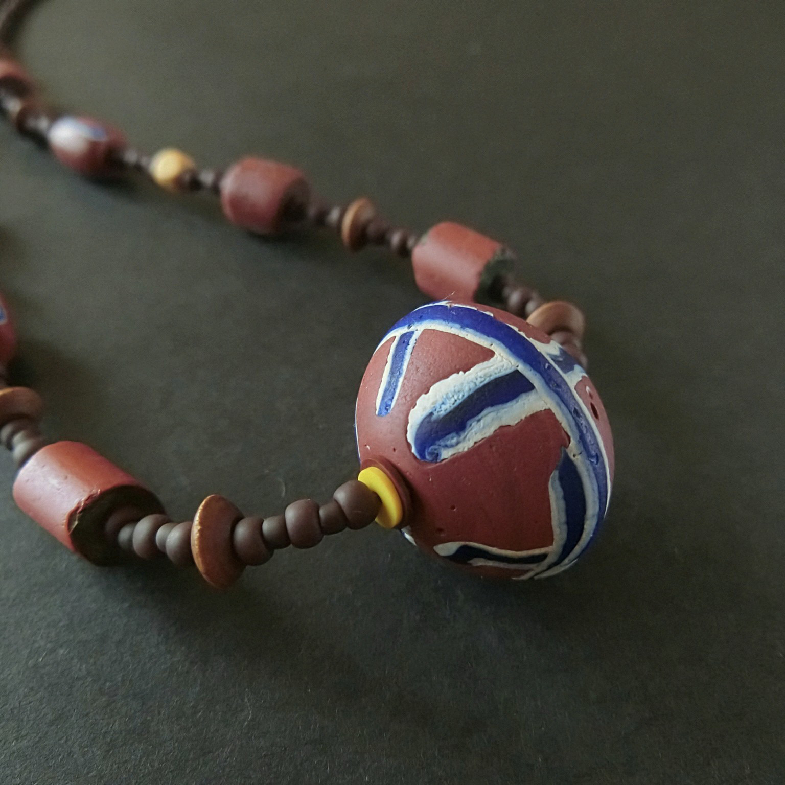 キングビーズとグリーンハーツ、スジ玉のロングネックレス