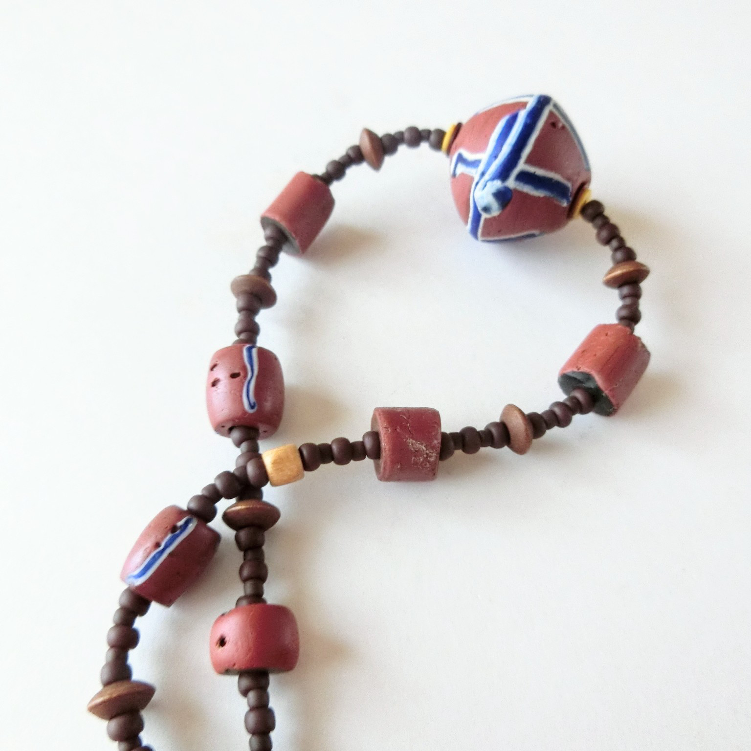 キングビーズとグリーンハーツ、スジ玉のロングネックレス