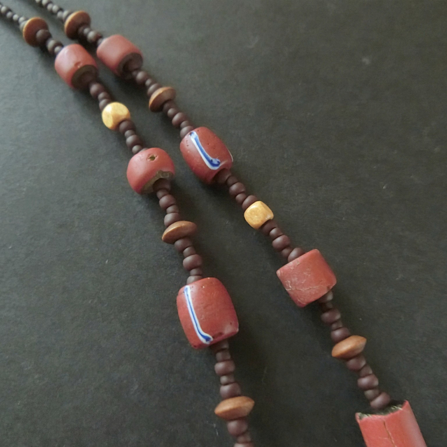 キングビーズとグリーンハーツ、スジ玉のロングネックレス