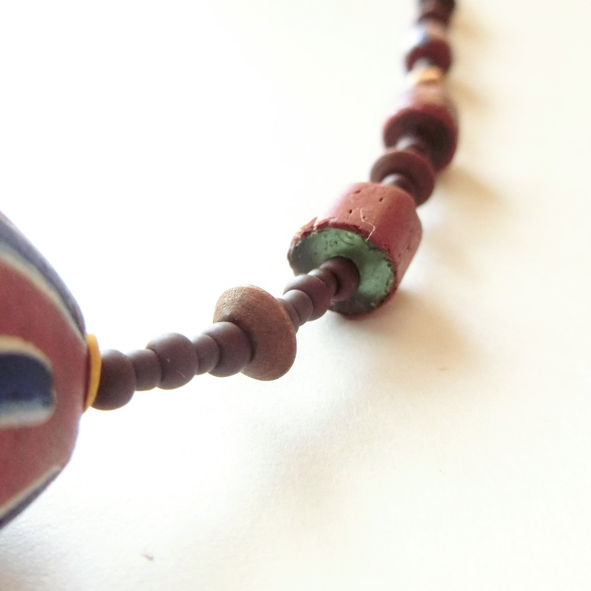 キングビーズとグリーンハーツ、スジ玉のロングネックレス