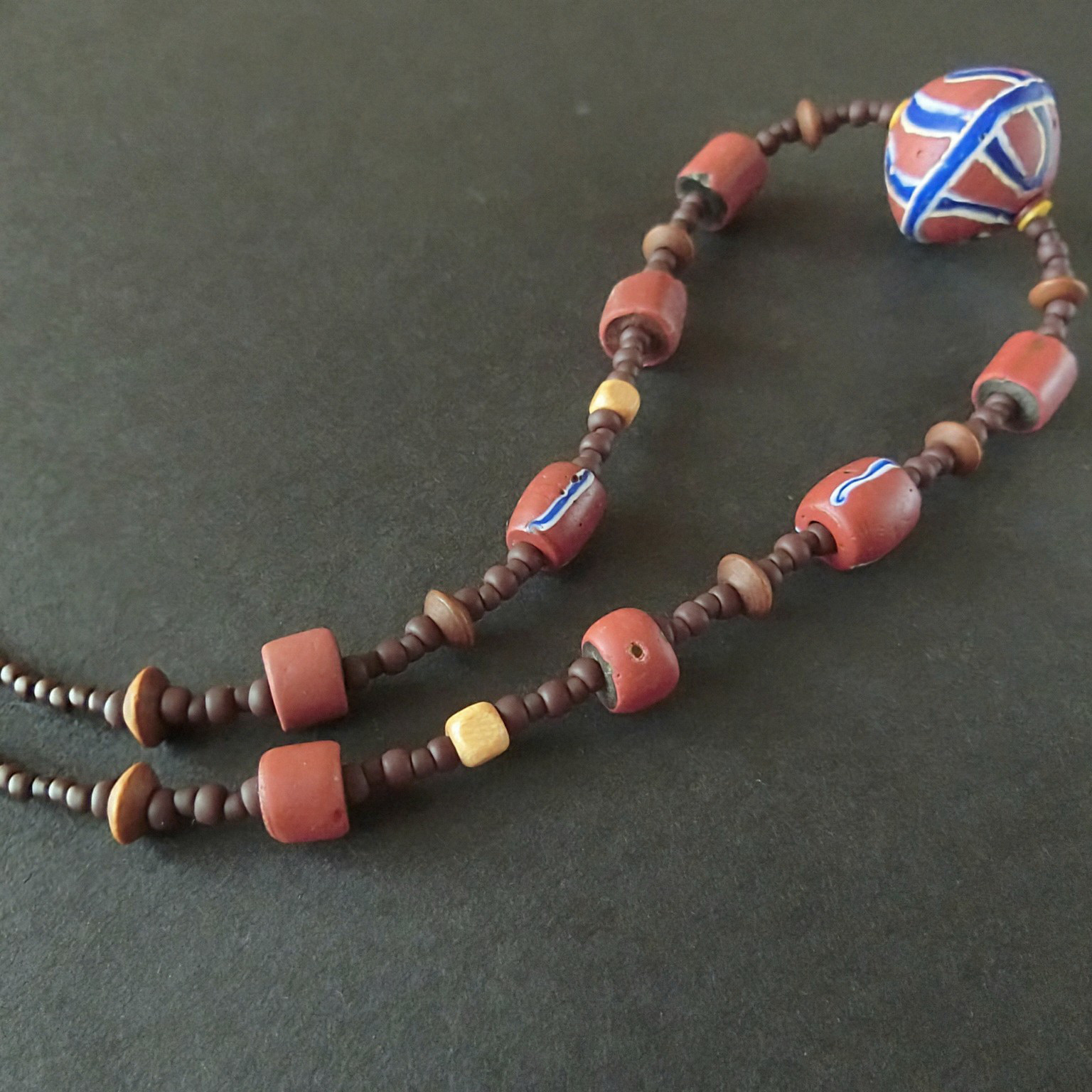 キングビーズとグリーンハーツ、スジ玉のロングネックレス