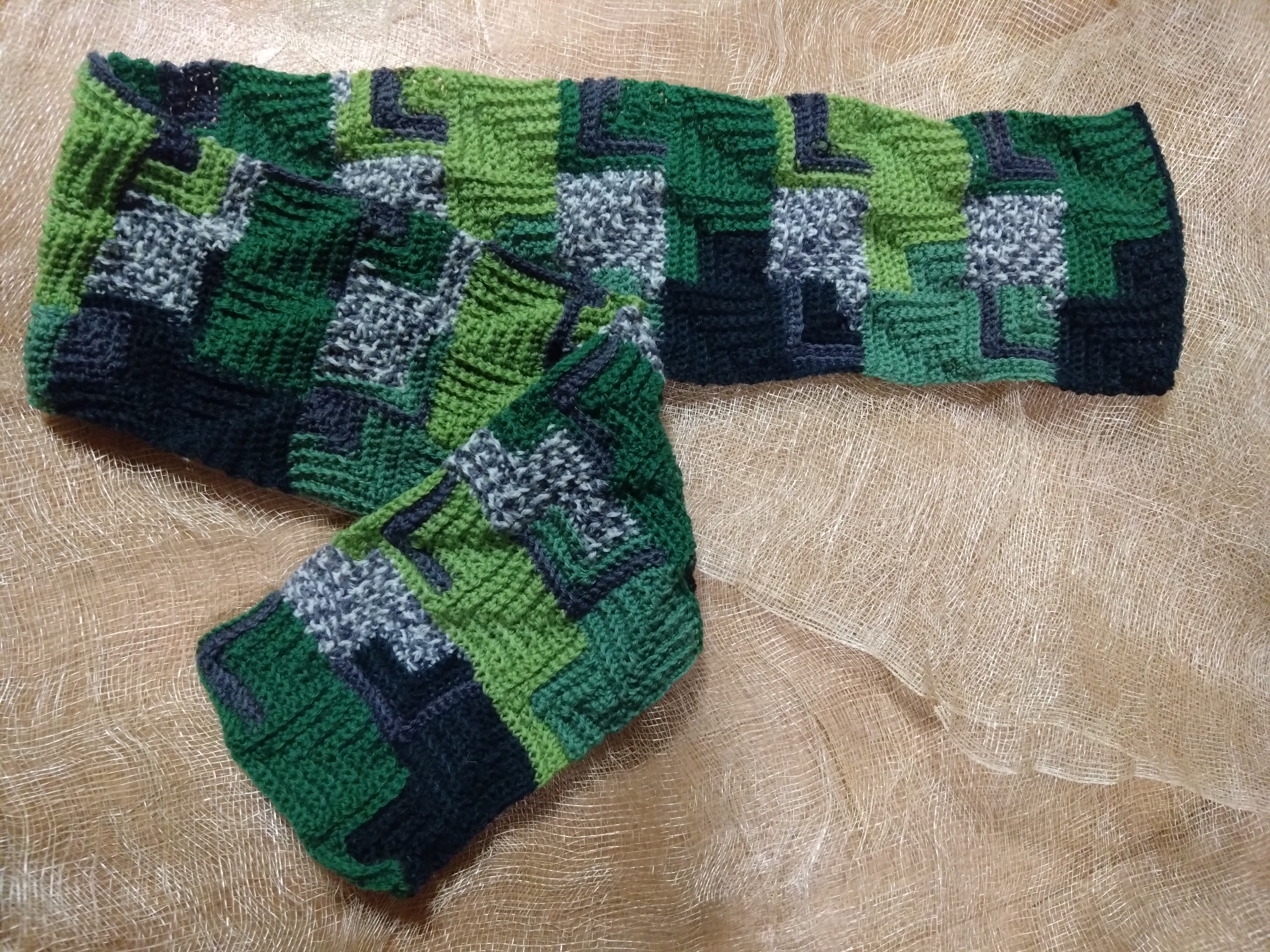 「手編みマフラー」No.2　緑系　モザイクタイル風　かぎ針編み