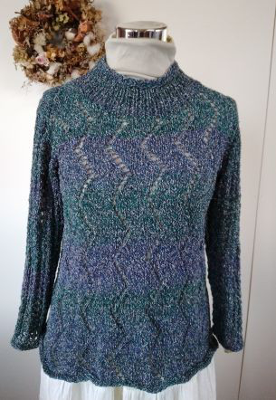 シルク入りの糸で編んだ、長袖プル。身頃は，Ａラインんで、ジグザグの透かし模様が入っています。