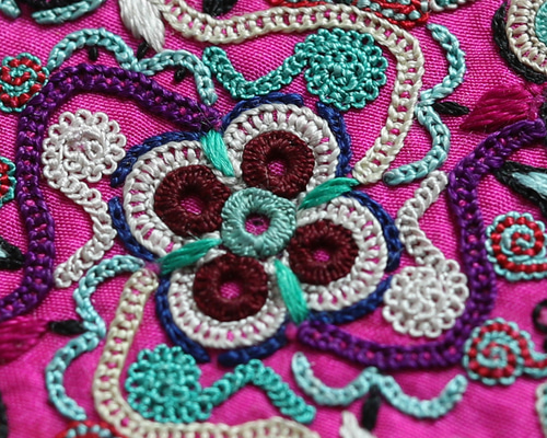 ミャオ族 蝴蝶刺繍 パネル布｜手仕事 民族刺繍 一点物 花と蝶 モチーフ