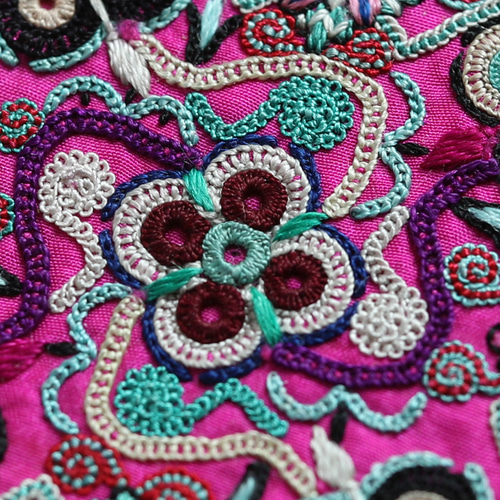 ミャオ族 蝴蝶刺繍 パネル布｜手仕事 民族刺繍 一点物 花と蝶 モチーフ