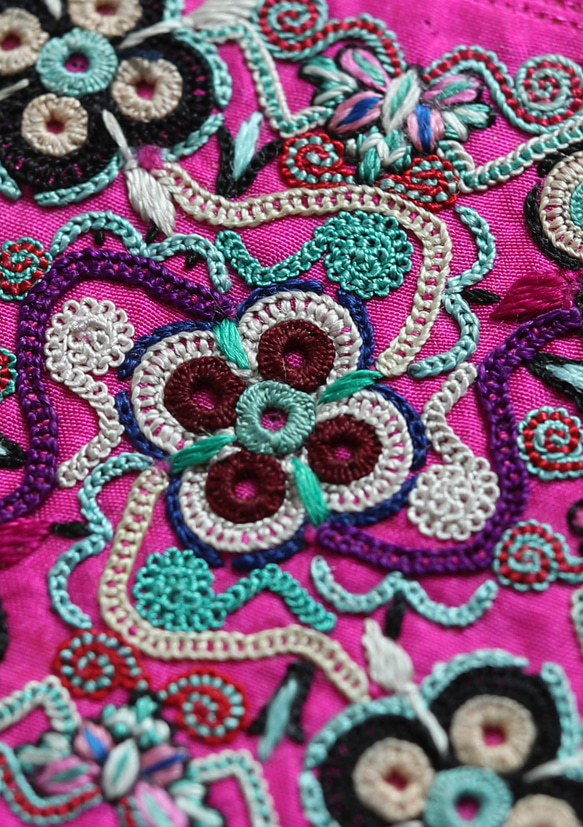 ミャオ族 蝴蝶刺繍 パネル布｜手仕事 民族刺繍 一点物 花と蝶 モチーフ