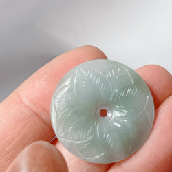 【新入荷】本翡翠保証‼️天然翡翠両面彫刻平安ボタンペンダントトップ　緑色 3枚目の画像