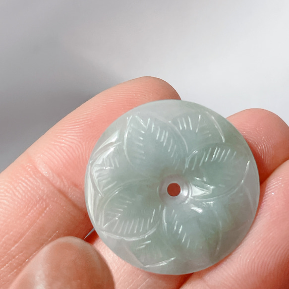 【新入荷】本翡翠保証‼️天然翡翠両面彫刻平安ボタンペンダントトップ　緑色 3枚目の画像