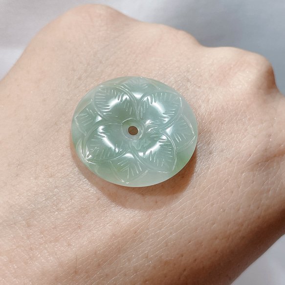 【新入荷】本翡翠保証‼️天然翡翠両面彫刻平安ボタンペンダントトップ　緑色 6枚目の画像