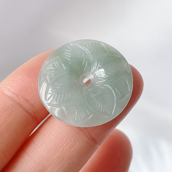 【新入荷】本翡翠保証‼️天然翡翠両面彫刻平安ボタンペンダントトップ　緑色 2枚目の画像