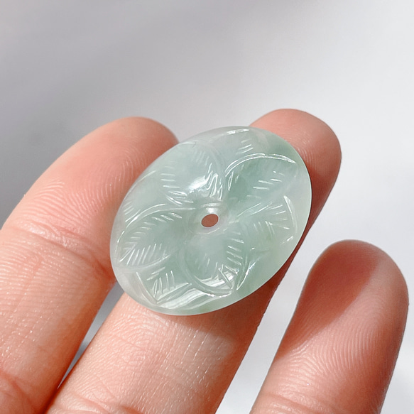 【新入荷】本翡翠保証‼️天然翡翠両面彫刻平安ボタンペンダントトップ　緑色 5枚目の画像