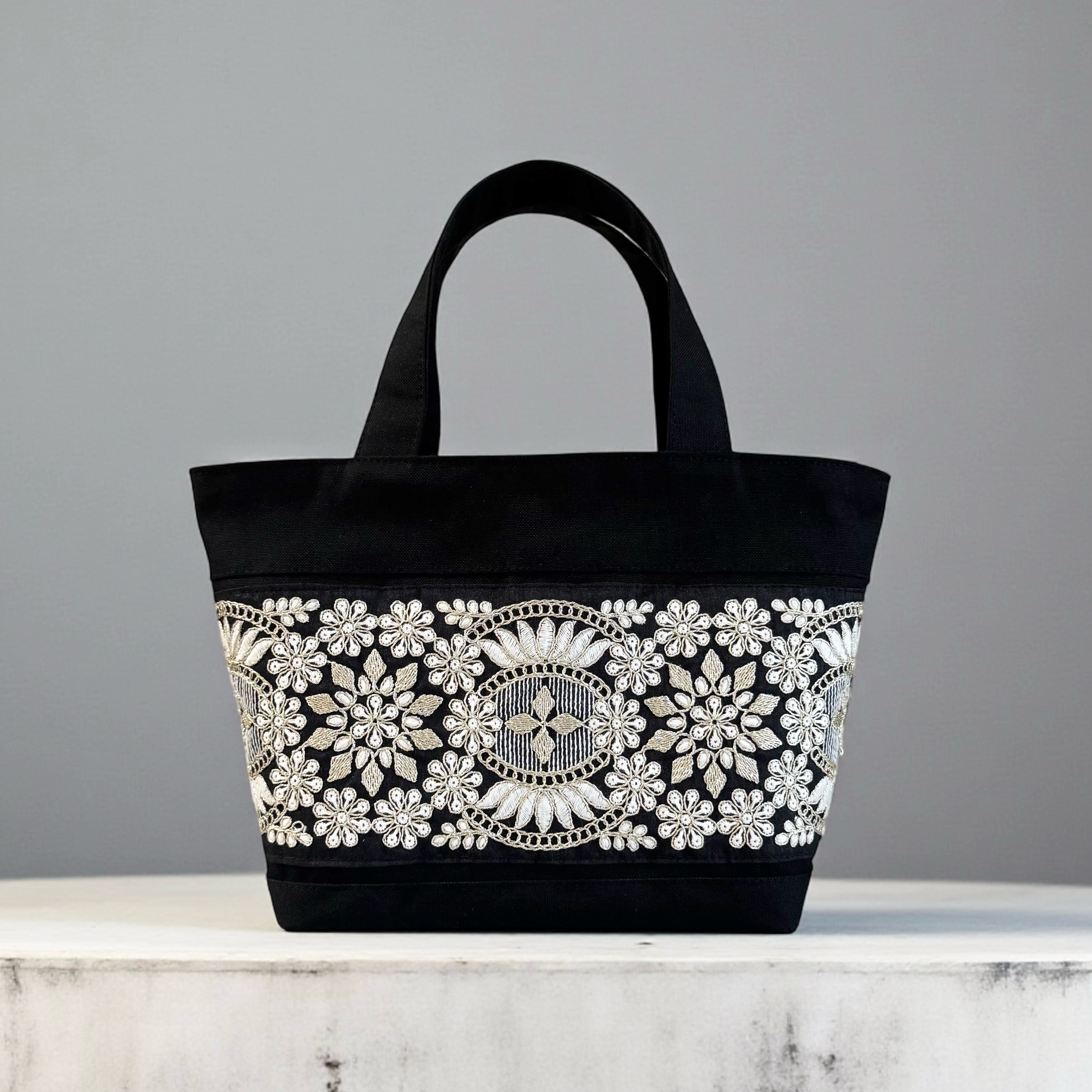 snow flower/インド刺繍×帆布/トートバッグ【ブラック】