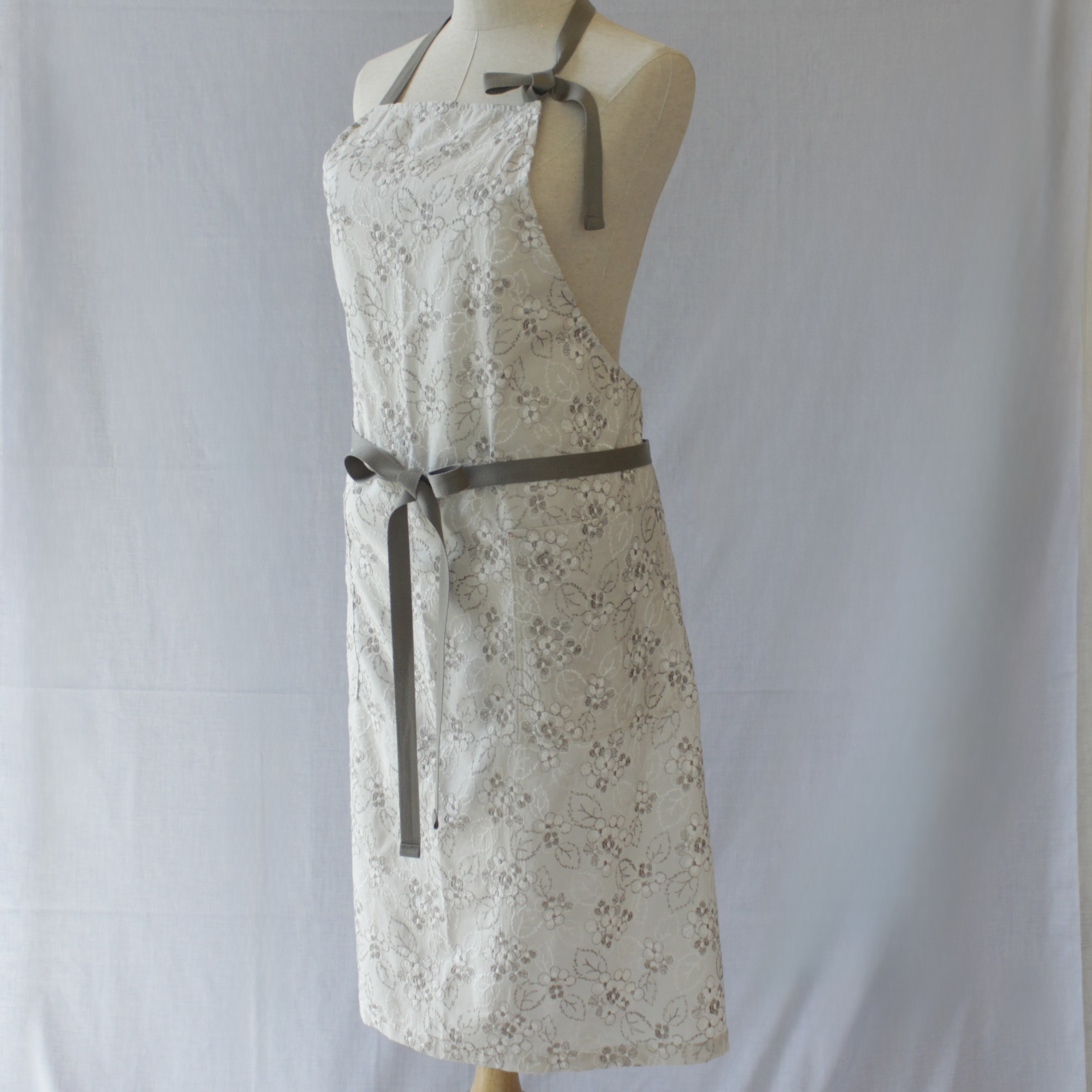 エレガントなのに軽やか〜花刺繍のライトグレージュエプロン