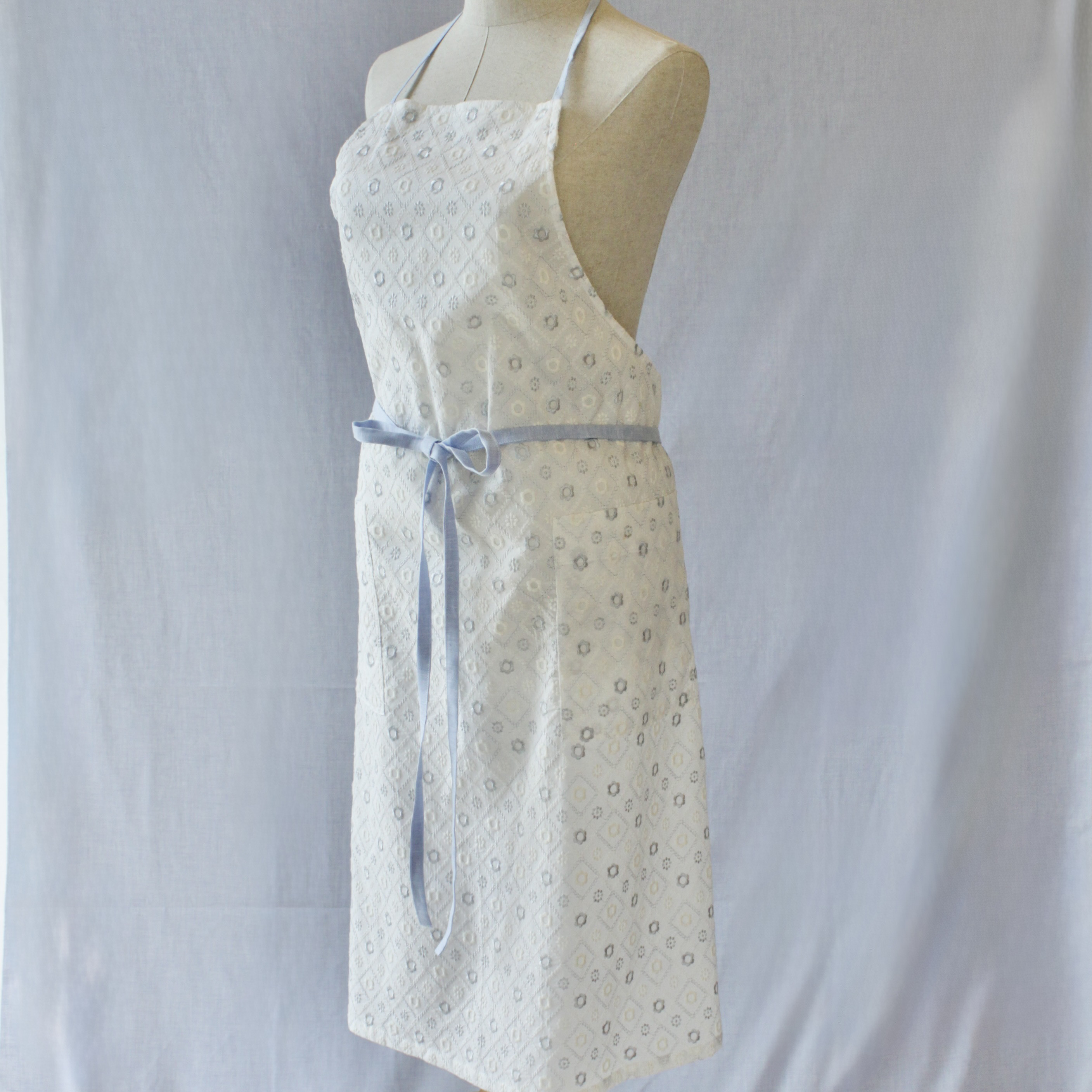 軽いのに華やか〜花刺繍のホワイトエプロン