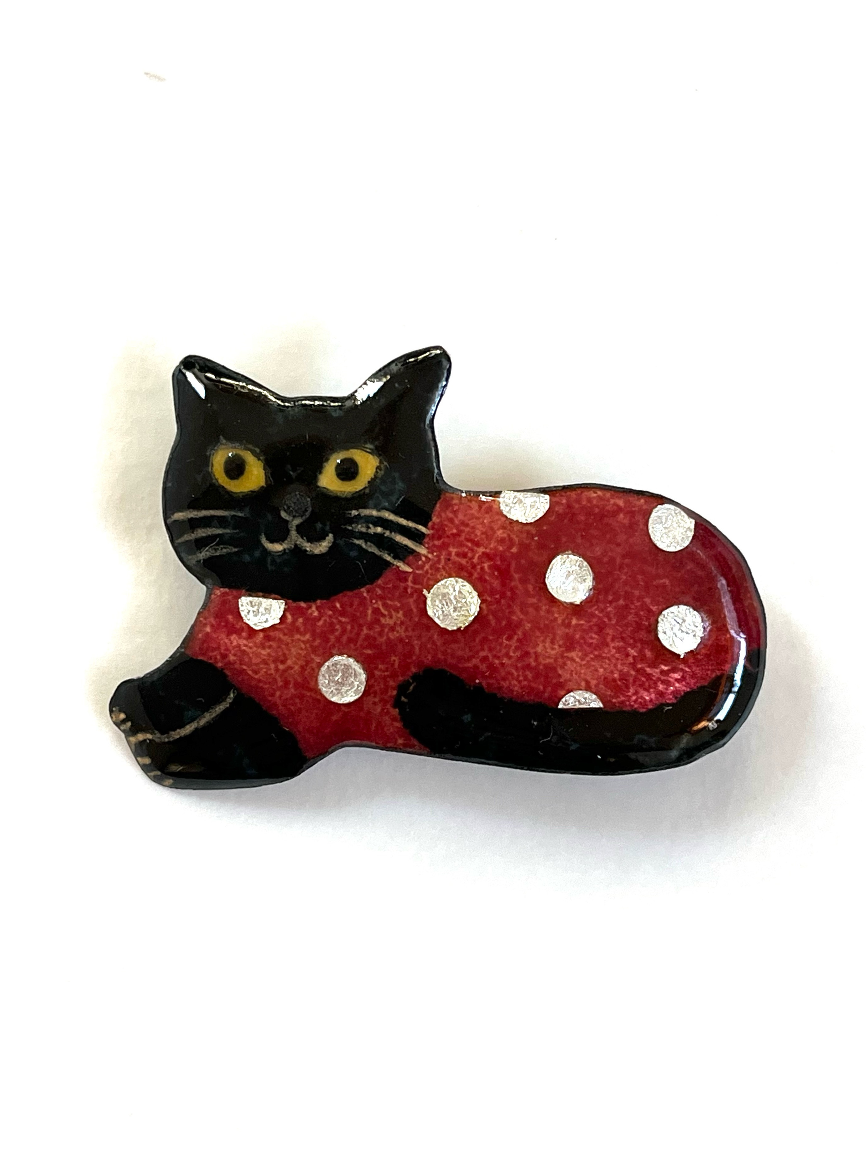 しっぽう焼き　赤いシャツを着た黒猫さんのブローチ