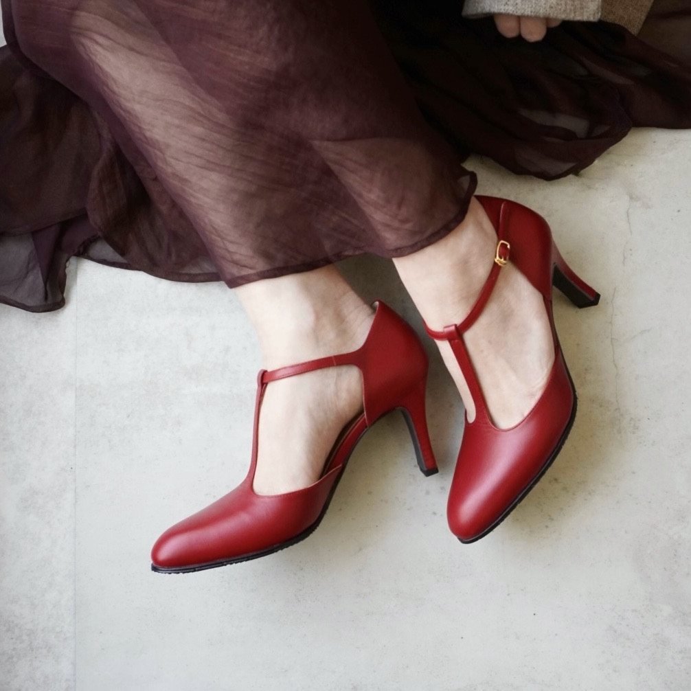 ☆彩の赤☆深みのある赤が足元を彩りますTストラップでホールド感◎な８cmヒールセパレ－トパンプス21.5cm25.5cm