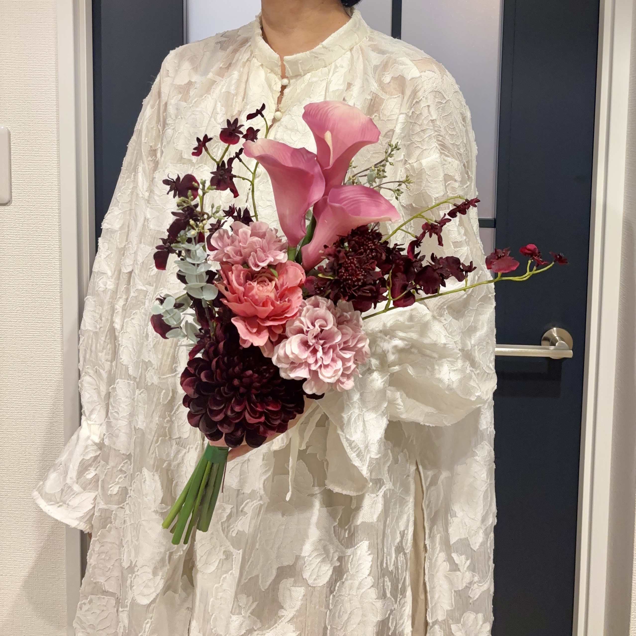 ピンクカラーのスタイリッシュブーケ　造花　ブーケ　ウェディング