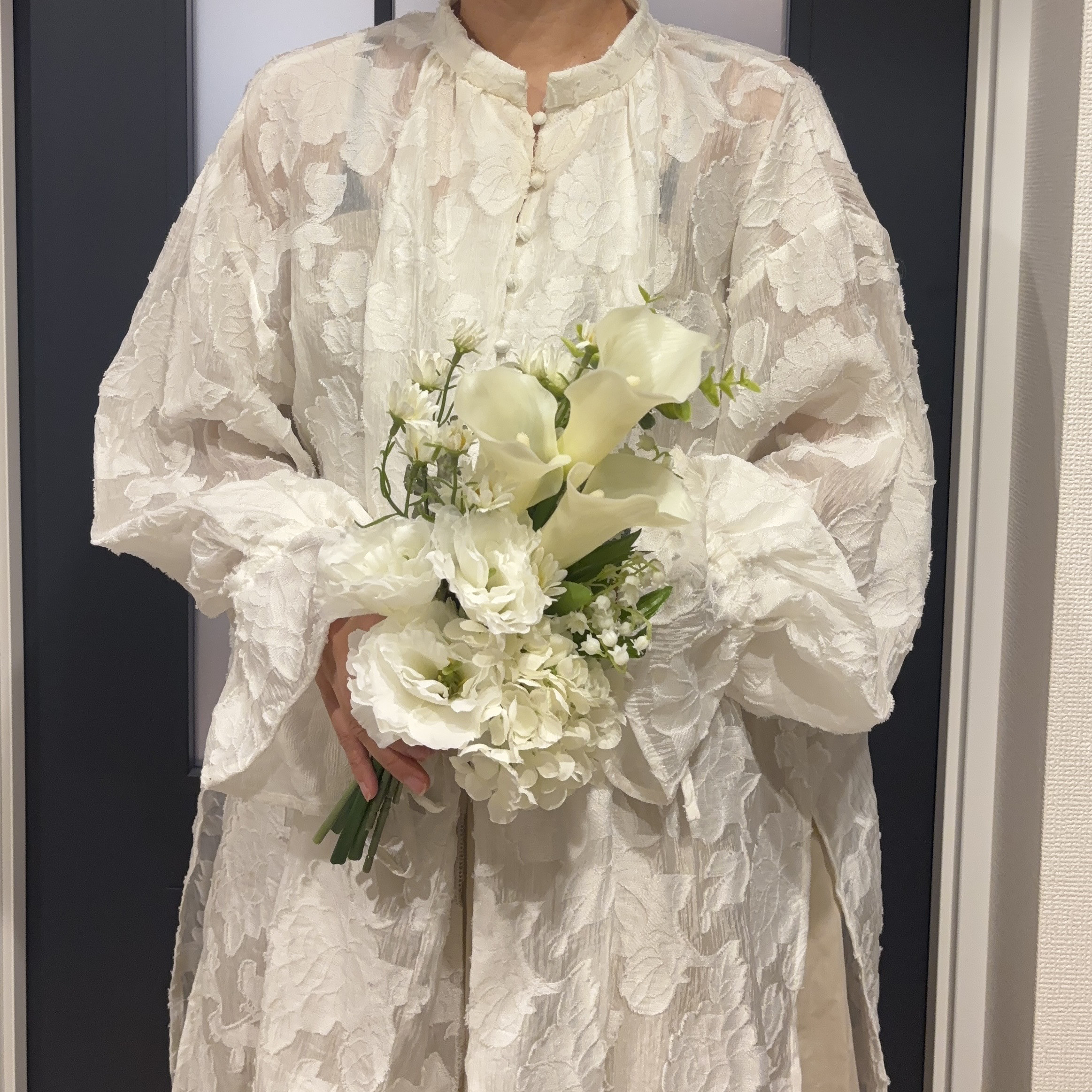 コンパクトなカラーとすずらんのアームブーケ　造花　ブーケ　ウェディング