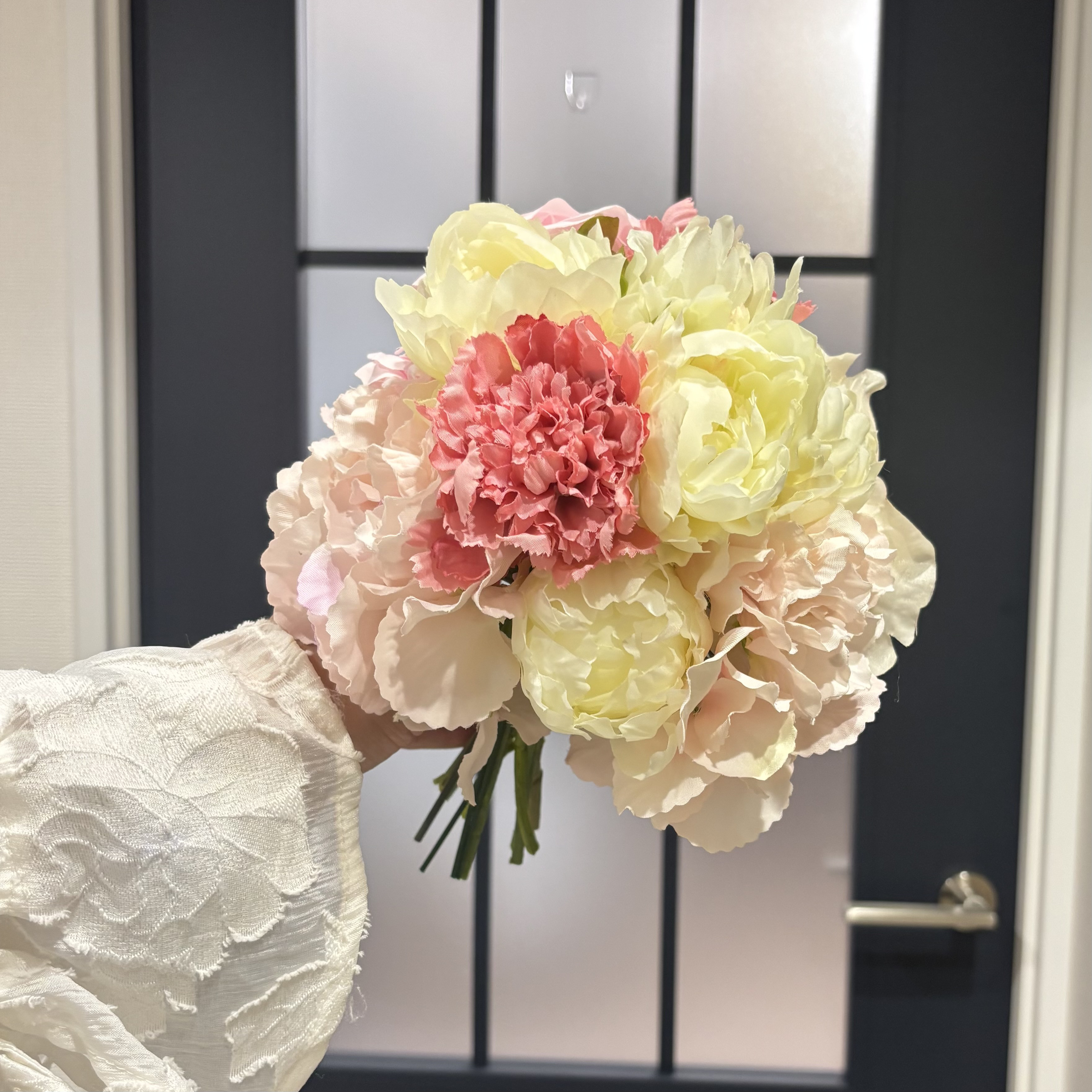 ホワイト＆ピンクのコンパクトなまん丸ブーケ♪　造花　ブーケ　ウェディング