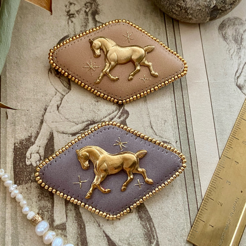 オパールブローチ馬車と馬のデザインブローチ 真鍮の馬の本革ブローチ ブローチ Atelier N:Brooches 通販 19965192