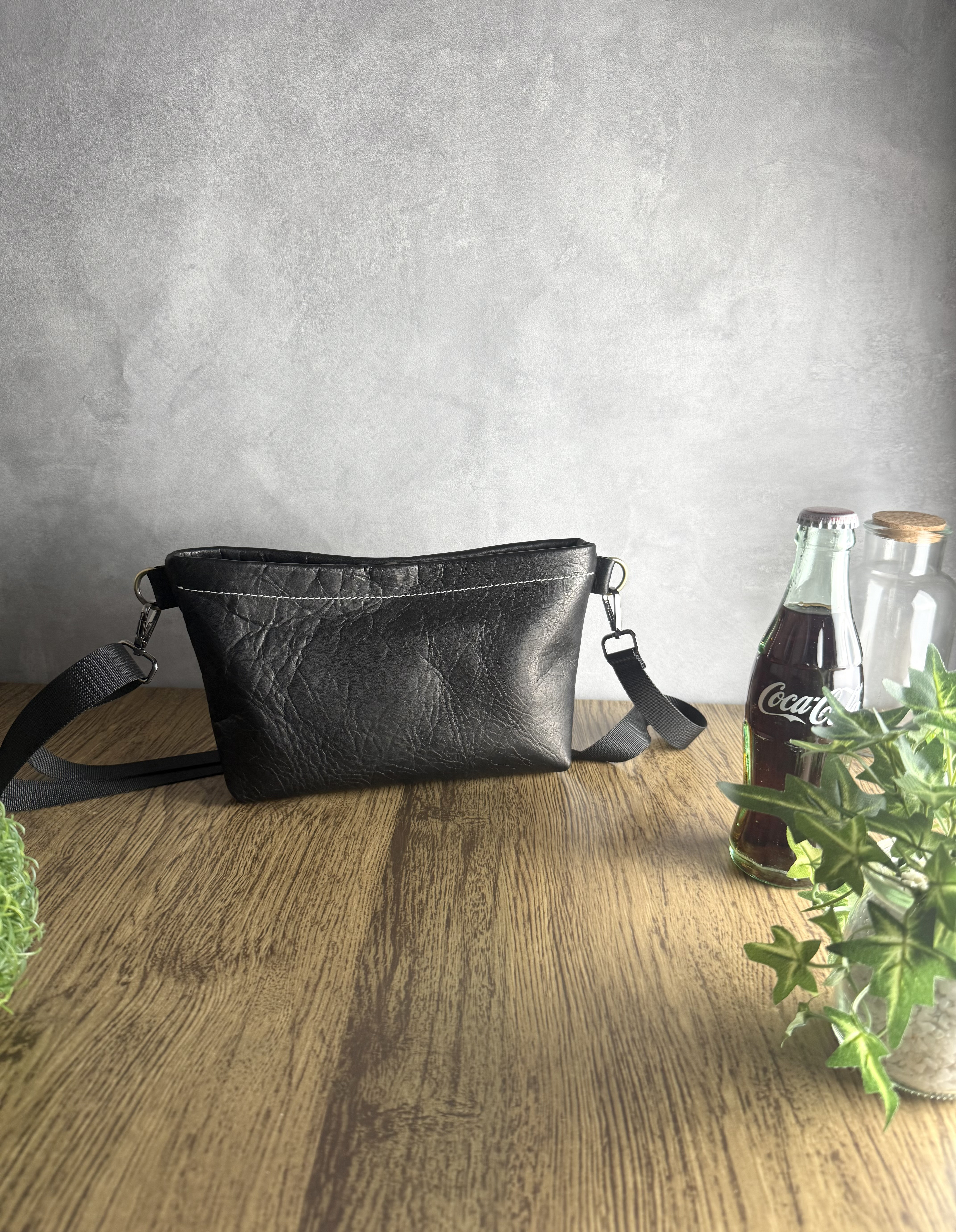 育てる革の本革サコッシュ　身体にやさしくフィット