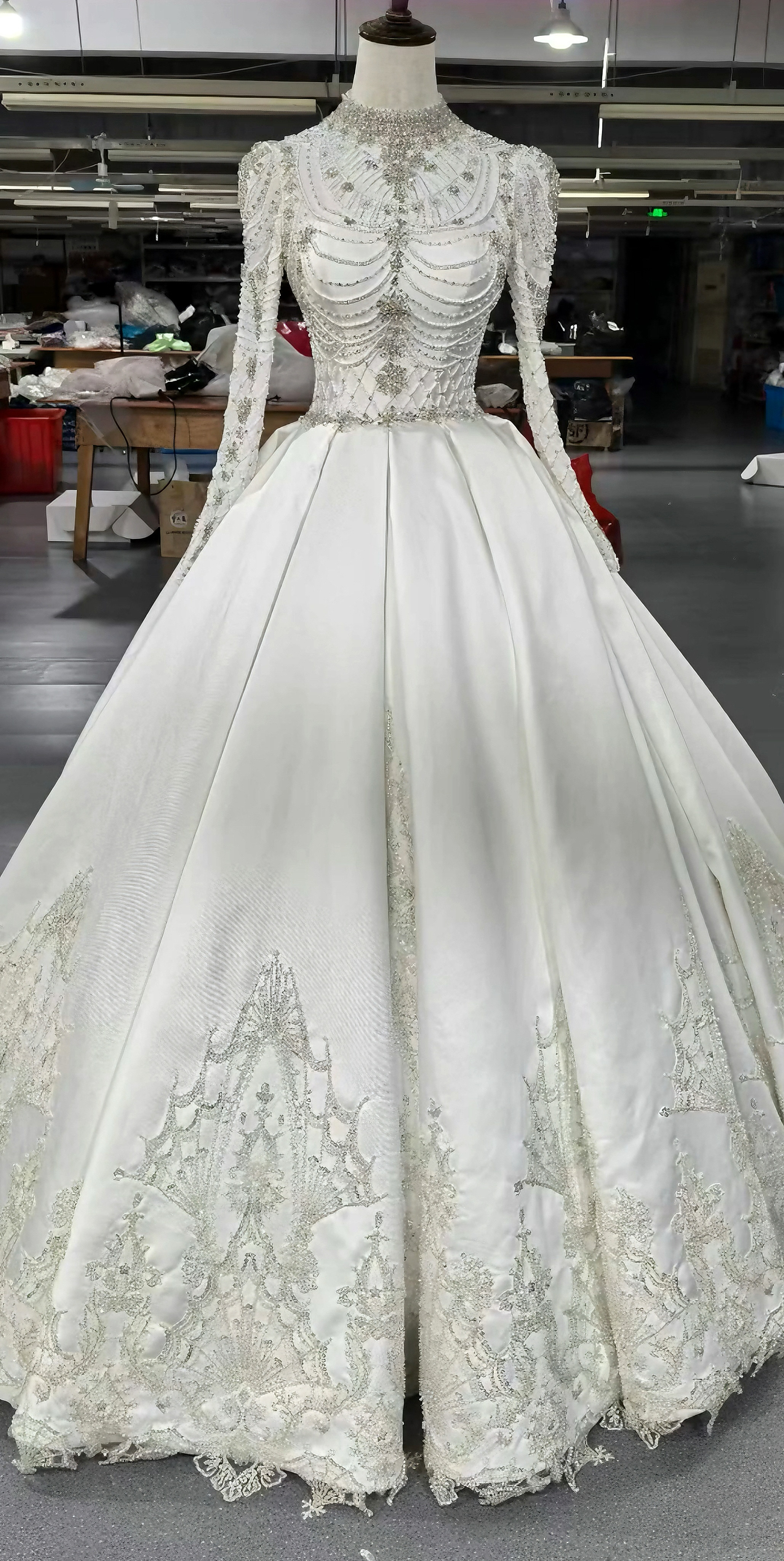 王道派！高級サテン　くるみボタン編み上げ　長袖冬婚2025春婚　上品なレース　クラシカルなウェディングドレス結婚式花嫁