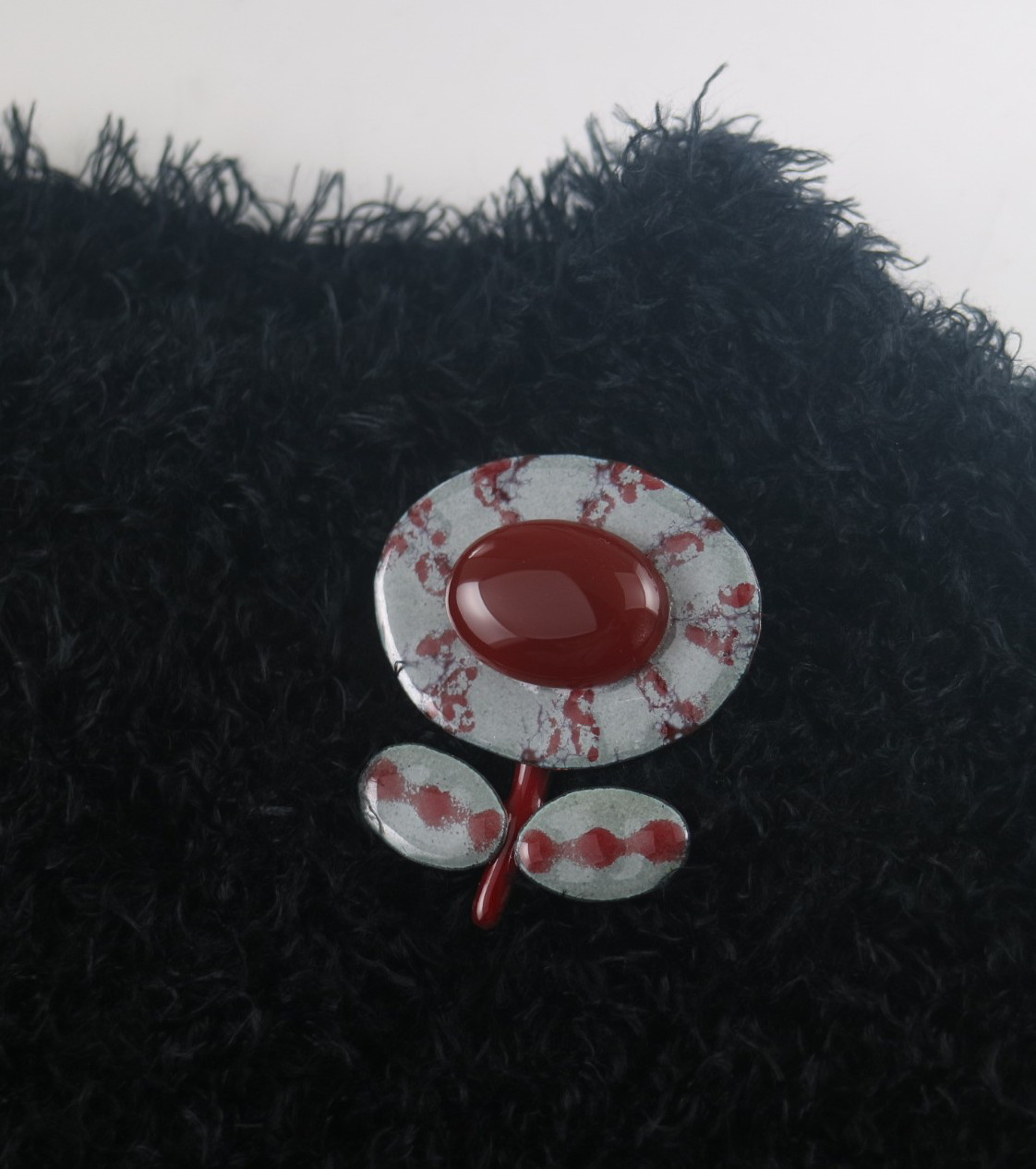 グレーと赤瑪瑙の七宝焼きブローチ