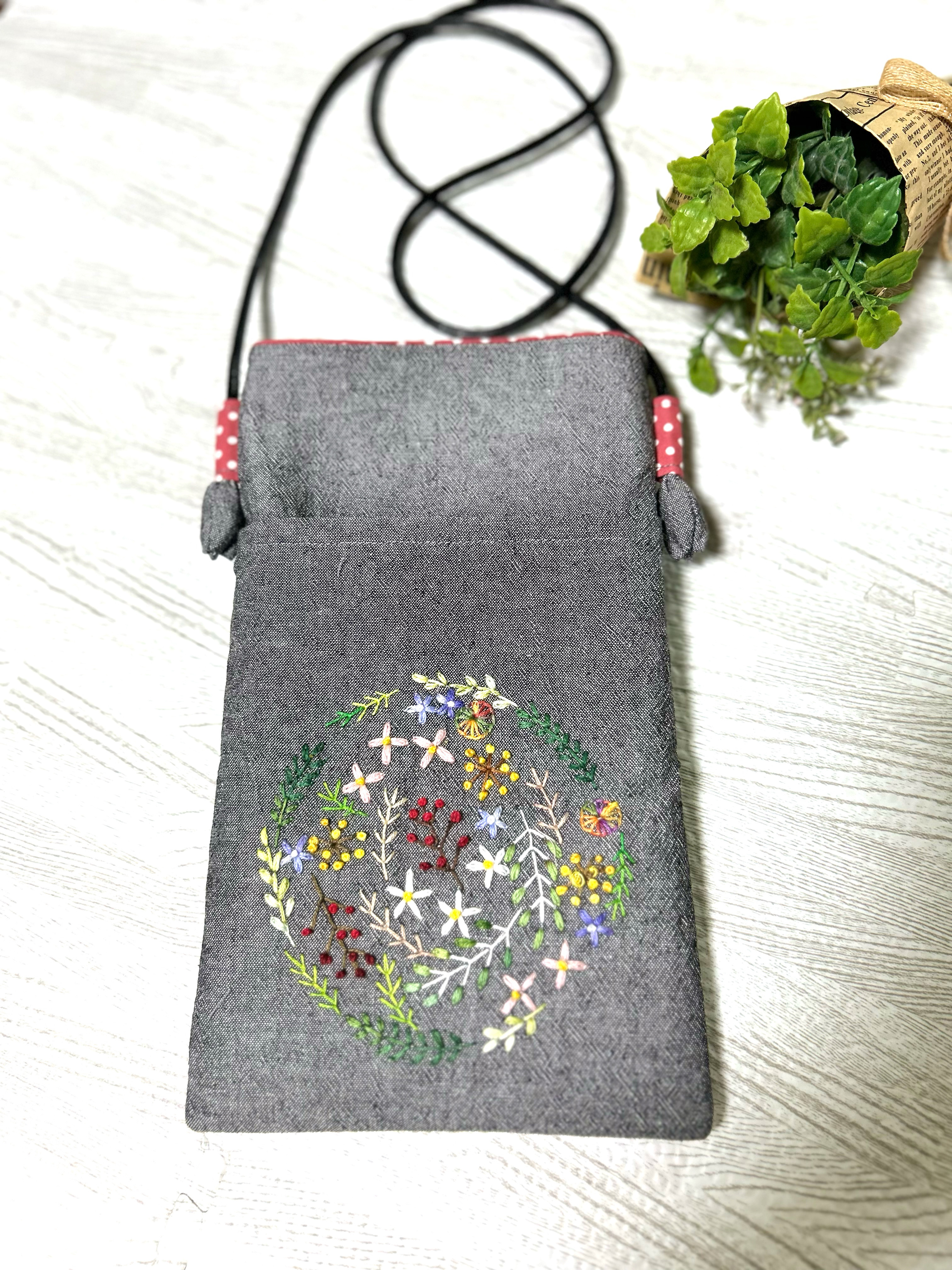 小さな花の刺繍のサコッシュ